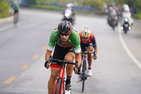 Daniel Oss in the mountains classification jersey