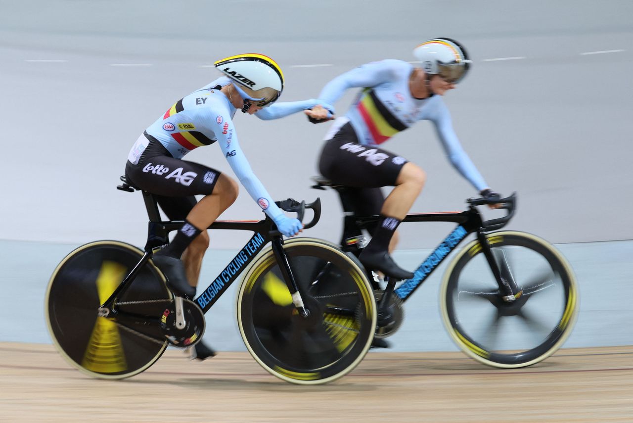 Belgian Shari Bossuyt and Belgian Lotte Kopecky pictured in action during the women&#039;s Madison race on day four of the UCI Track World Championships, at the Saint-Quentin-en-Yvelines velodrome in Montigny-le-Bretonneux, France, Saturday 15 October 2022