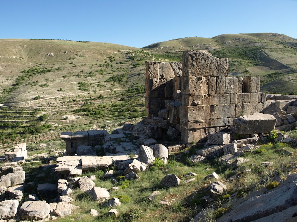 remains of the temple at Hosn Niha