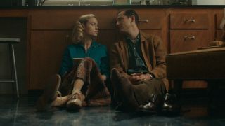 Brie Larson as Elizabeth Zott and Lewis Pullman as Calvin Evans in Lessons in Chemistry