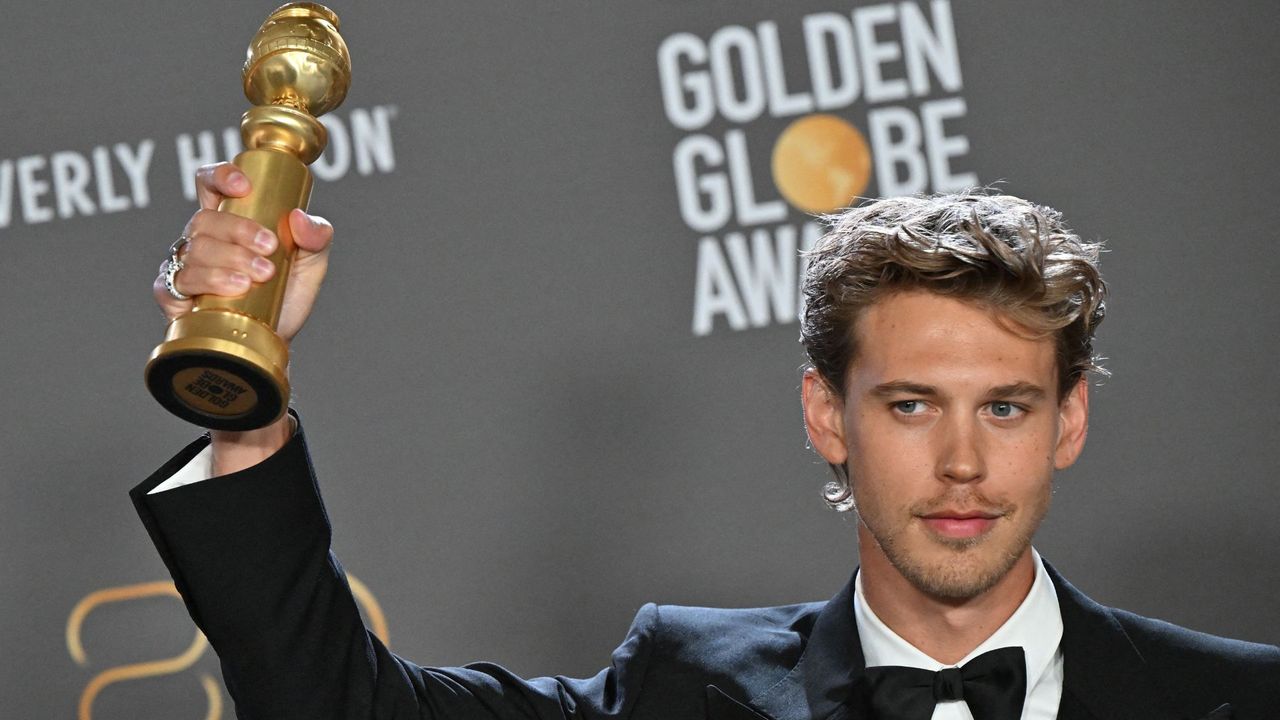 austin butler holding up award