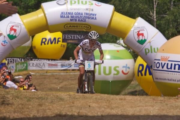 Maja Wloszczowska heads to the finish