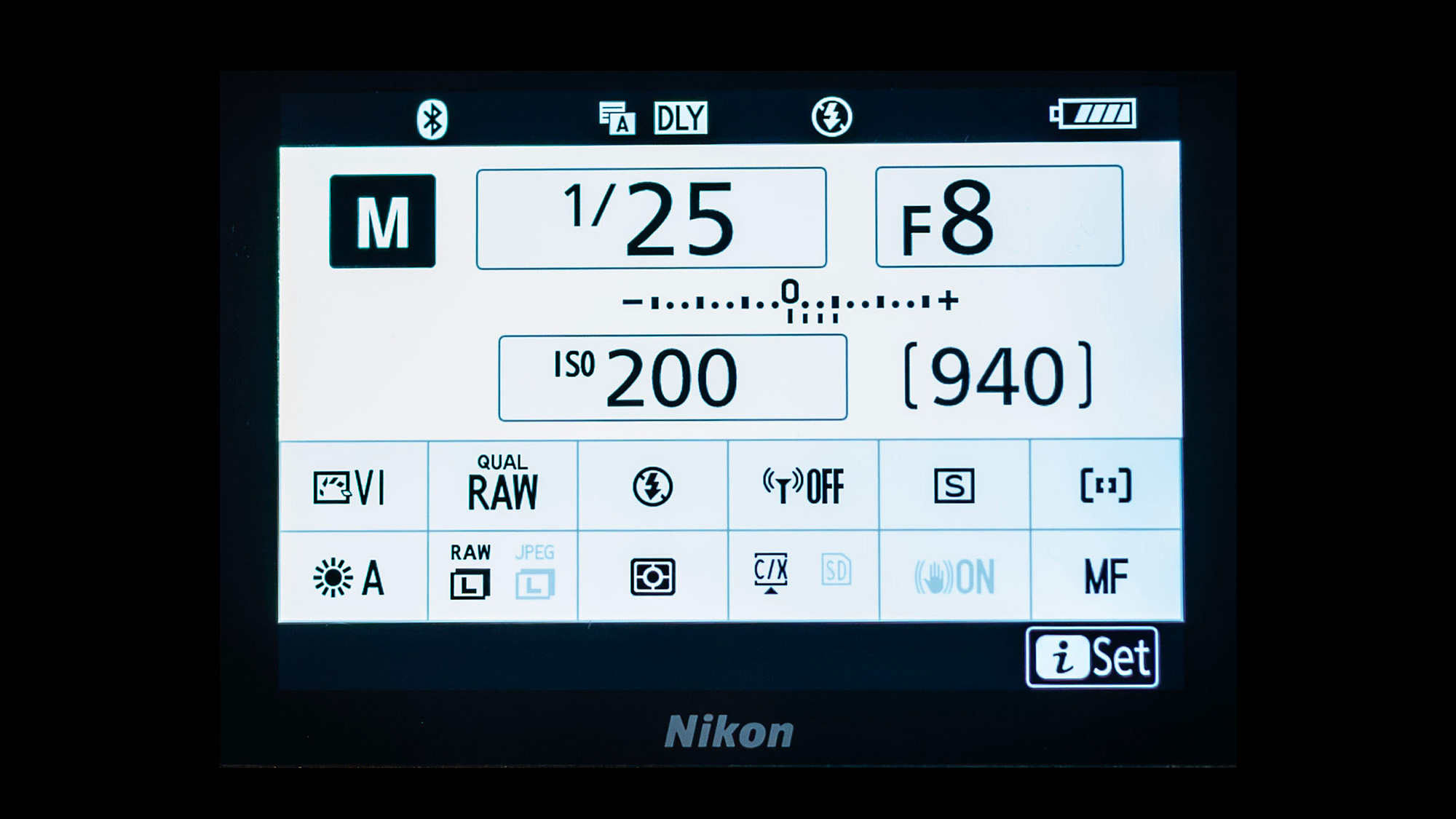 Nikon settings screen, showing manual mode 1/25 sec, f/8, ISO200