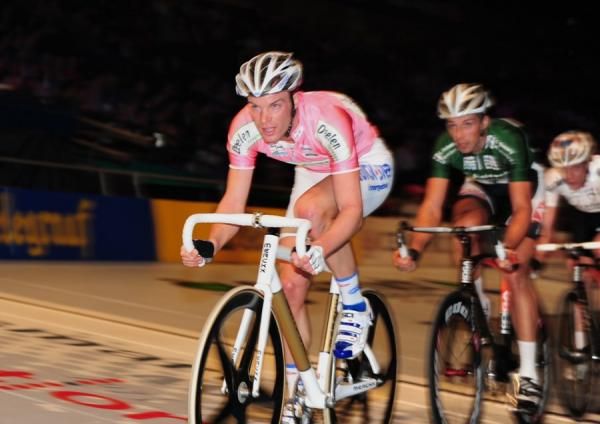 Iljo Keisse chases down Leon Van Bon.