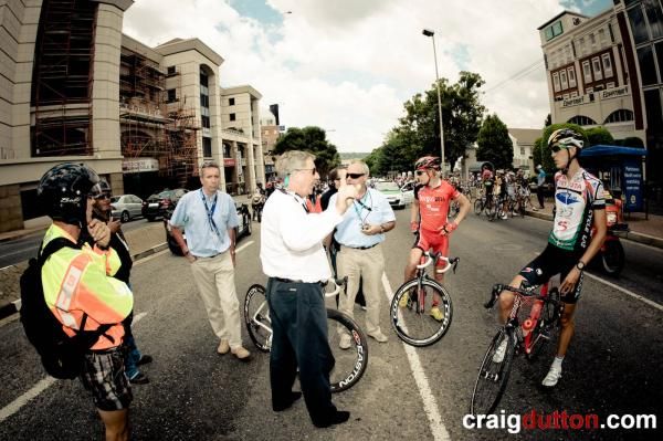 The race commissaire explaining to the breakaway why the race is stopped
