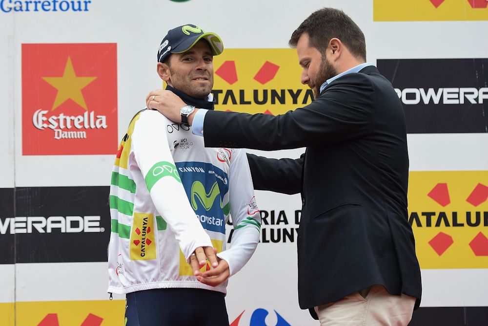 Alejandro Valverde puts on the leader's jersey after winning stage 5 at Volta a Catalunya