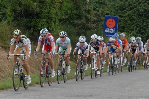 The peloton during the GP de Plouay-Bretagne