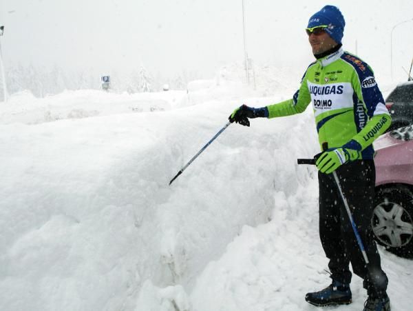 Safety first: Ivan Basso tests conditions prior to a team activity