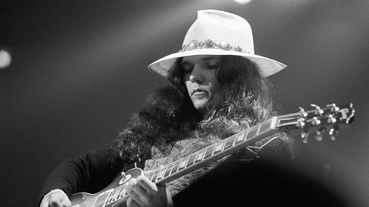 Gary Rossington onstage in 1975