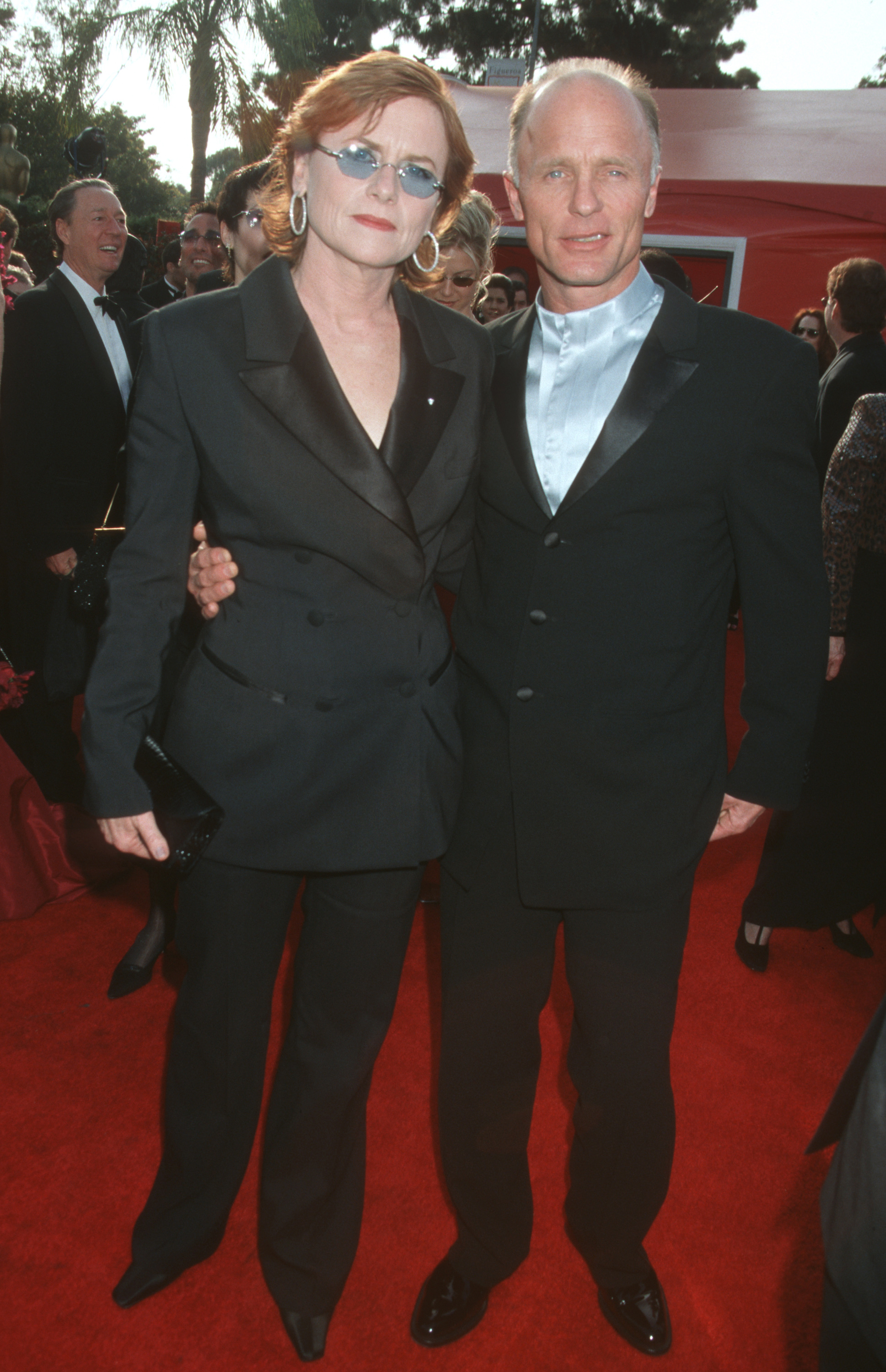 Amy Madigan and Ed Harris during The 73rd Annual Academy Awards - Arrivals at Shrine Auditorium in Los Angeles, California, United States. (Photo by Ron Galella, Ltd./Ron Galella Collection via Getty Images)