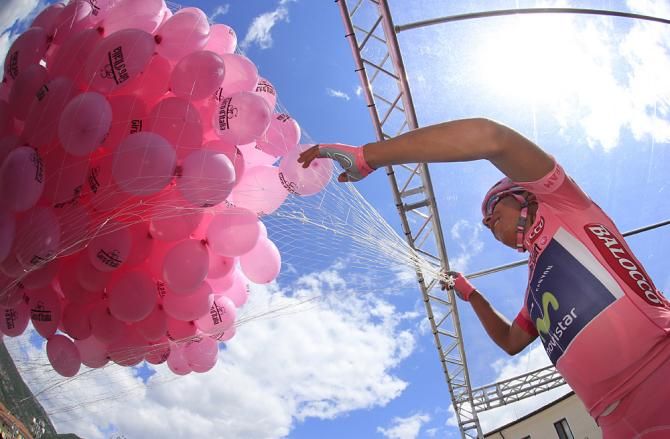 Nairo Quintana lets loose the pink balloons ahead of stage 20