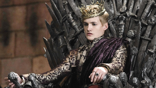 Joffrey sitter på Jerntronen i sesong 2 av Game of Thrones.