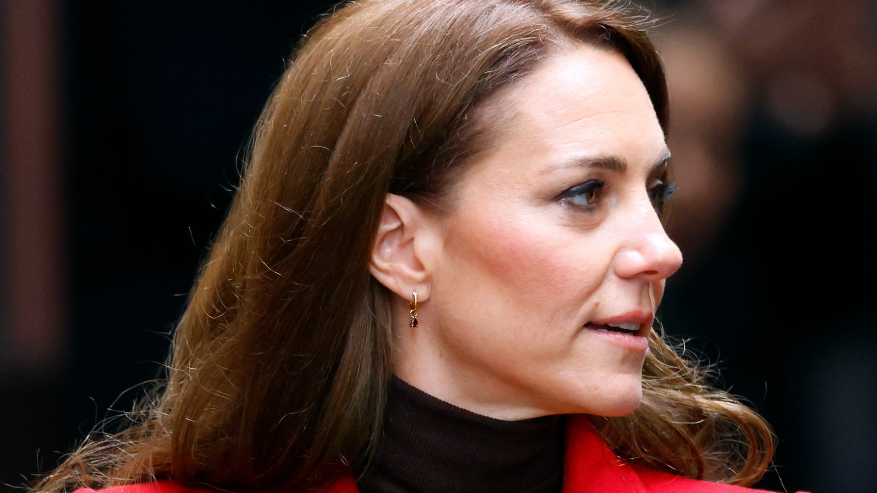 Detailní obrázek náušnic granátu princezny z Walesu během návštěvy ve Walesu v roce 2025