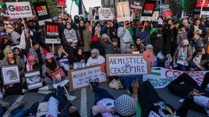 Hundreds of thousands of pro-Palestinian protesters march through London, 12 November 2023