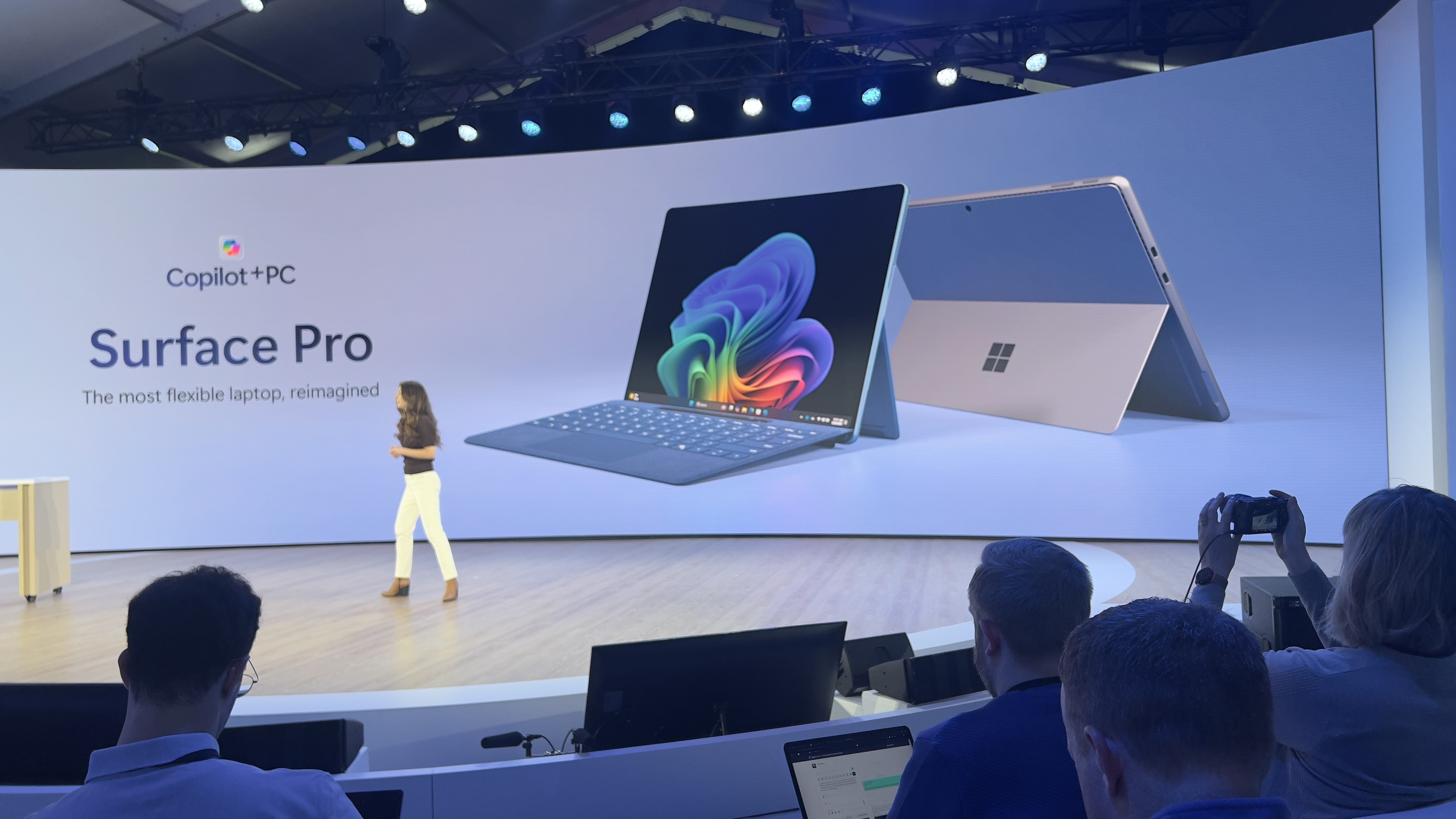 Una toma del evento en vivo AI Era de Microsoft, que muestra la nueva tableta Surface Pro.