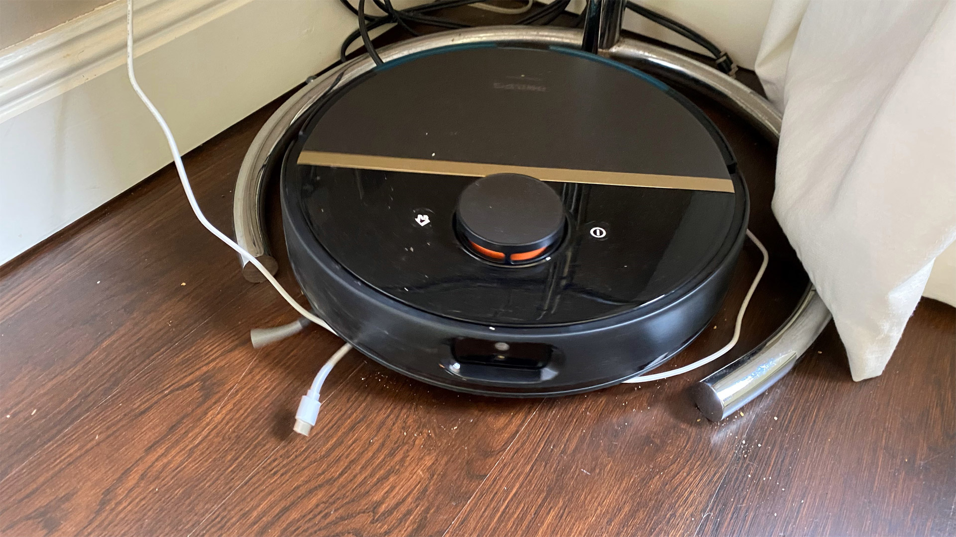 Philips HomeRun 7000 Series Aqua Vacuum and Mop Robot trapped by cables