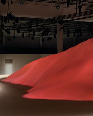 Hermès S/S 2023 show set, recalling a sand dune