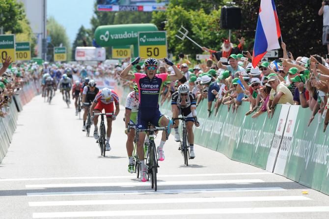 Sacha Modolo beats Peter Sagan on stage five of the Tour de Suisse