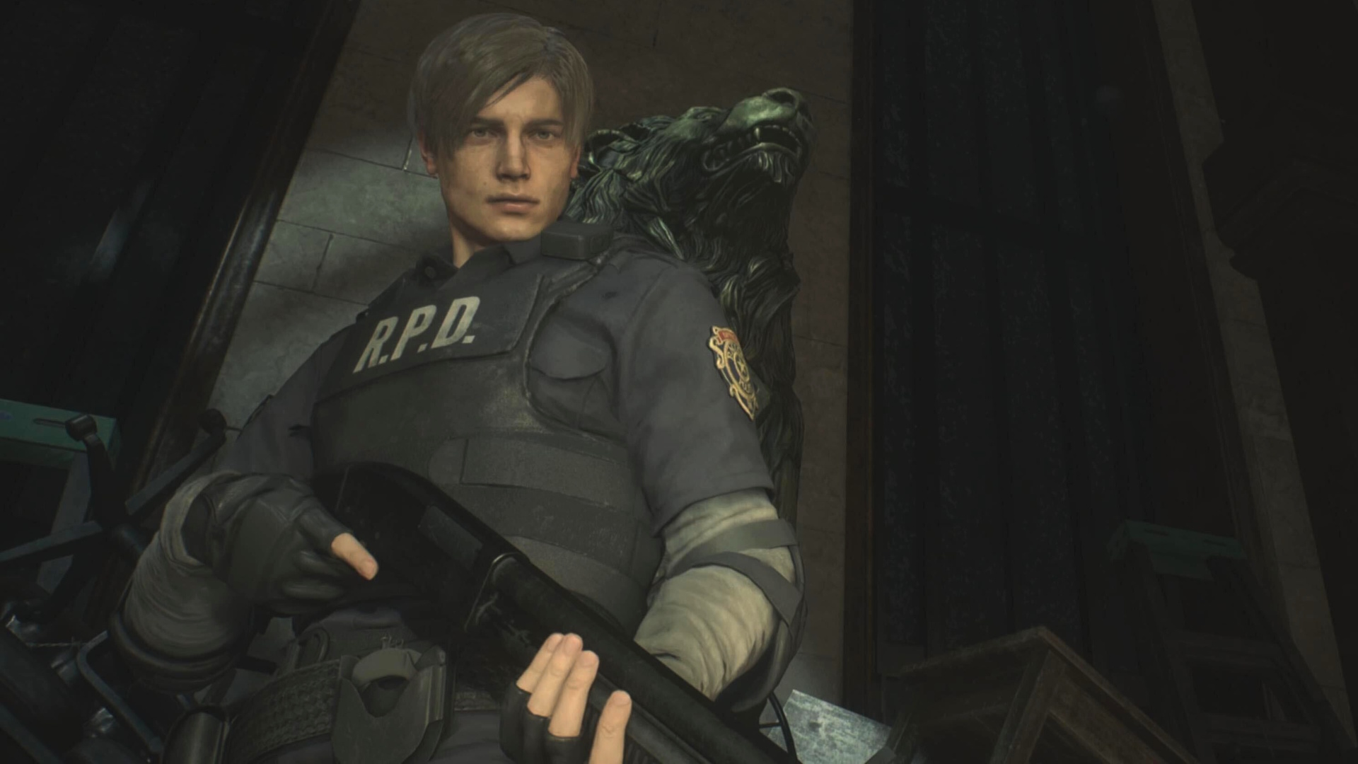 Resident Evil 2 Remake - Leon holding a shotgun
