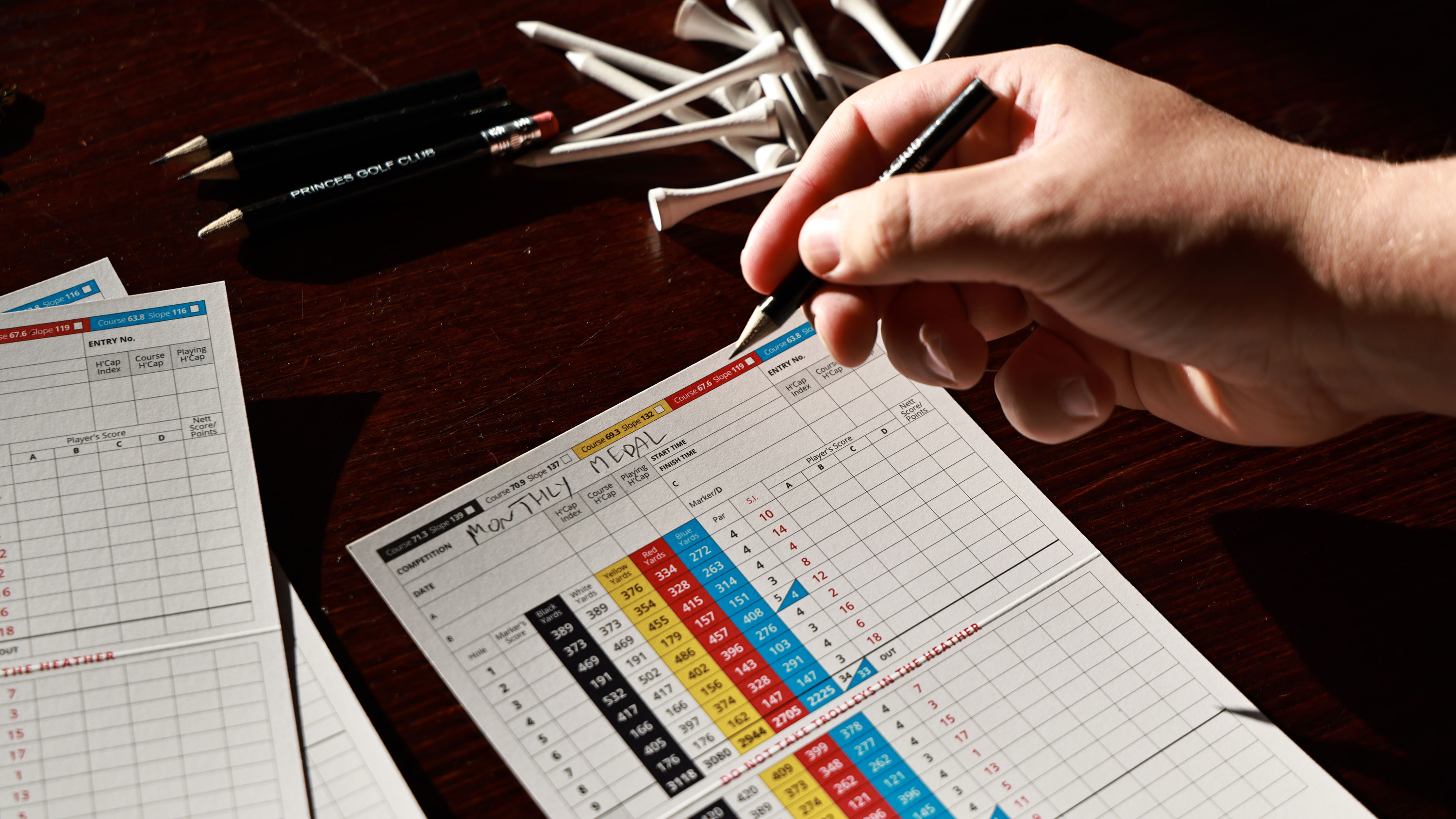 A player marking a scorecard