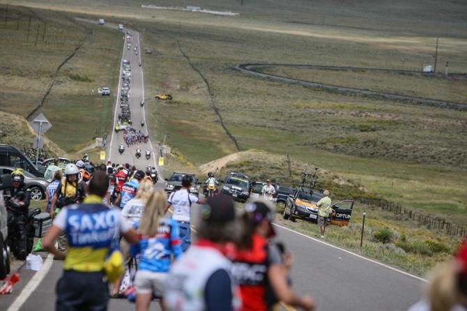 The peloton approaches the feed zone.