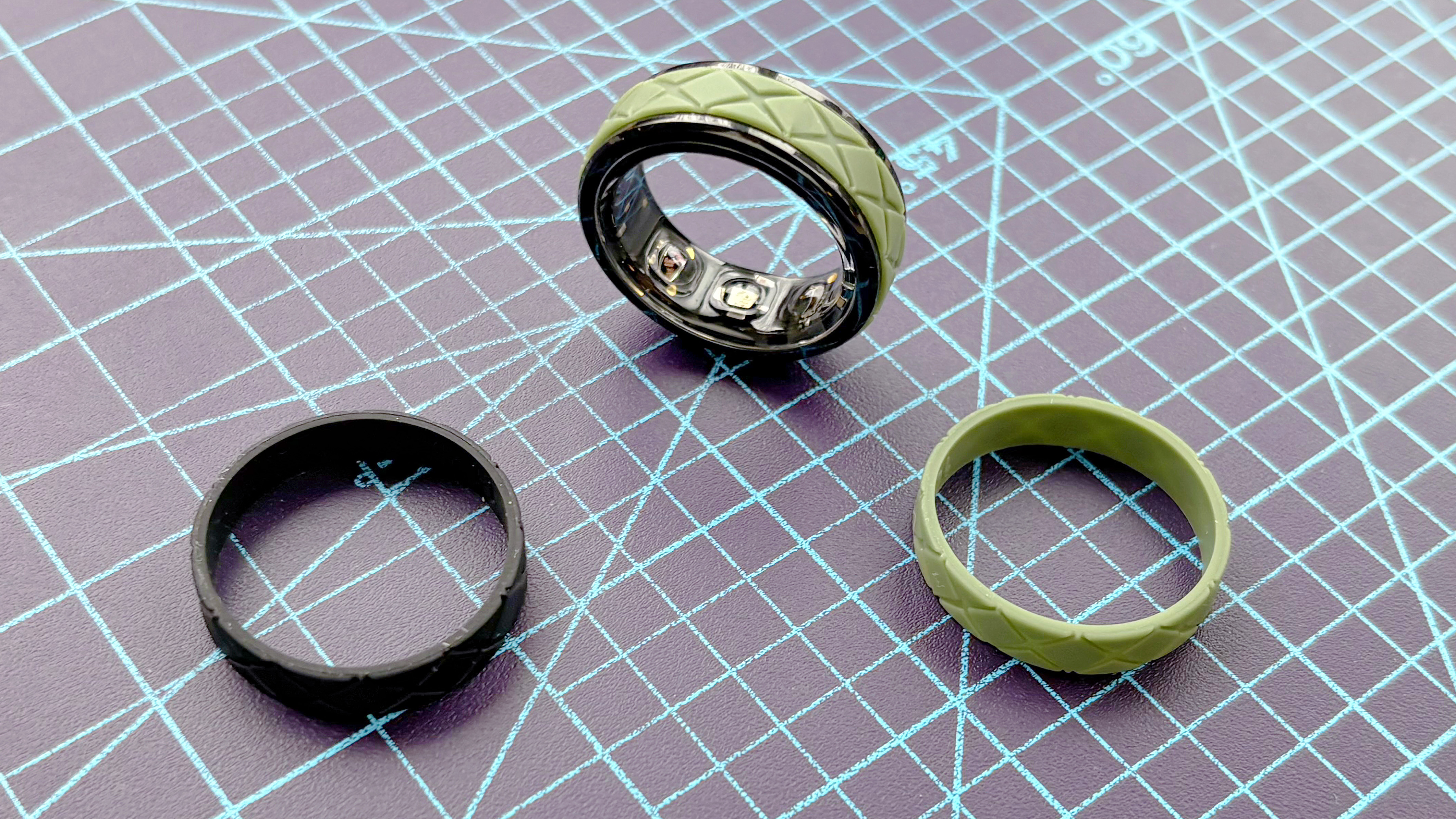 Close-up of the Cudis Sporty smart ring with swappable colored exterior