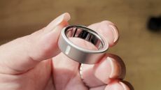 Oura Ring 4 between a person's fingers