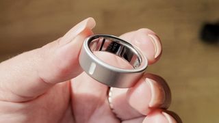 Oura Ring 4 between a person's fingers