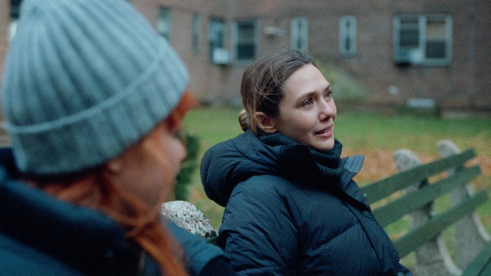 Elizabeth Olsen y Carrie Coon explican cómo el "gran sentido del humor" de su nueva película de Netflix hace que el duelo sea más honesto