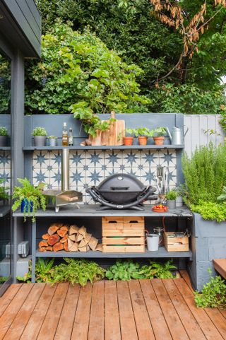 Modern garden ideas: grey outdoor kitchen with patterned tile splashback