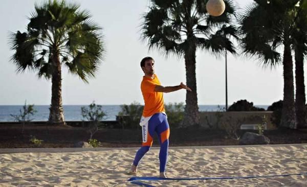 Carlos Barredo (Rabobank) serves