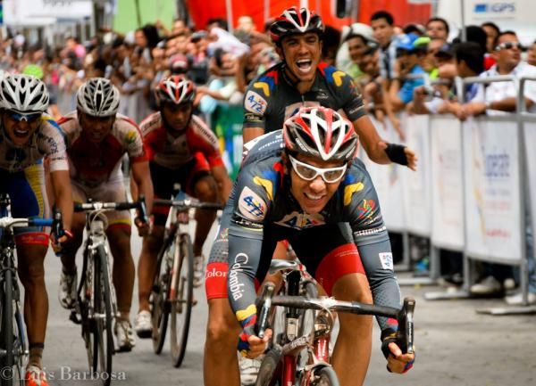 Carlos Uran Arroyabe (472 Colombia) wins stage 1