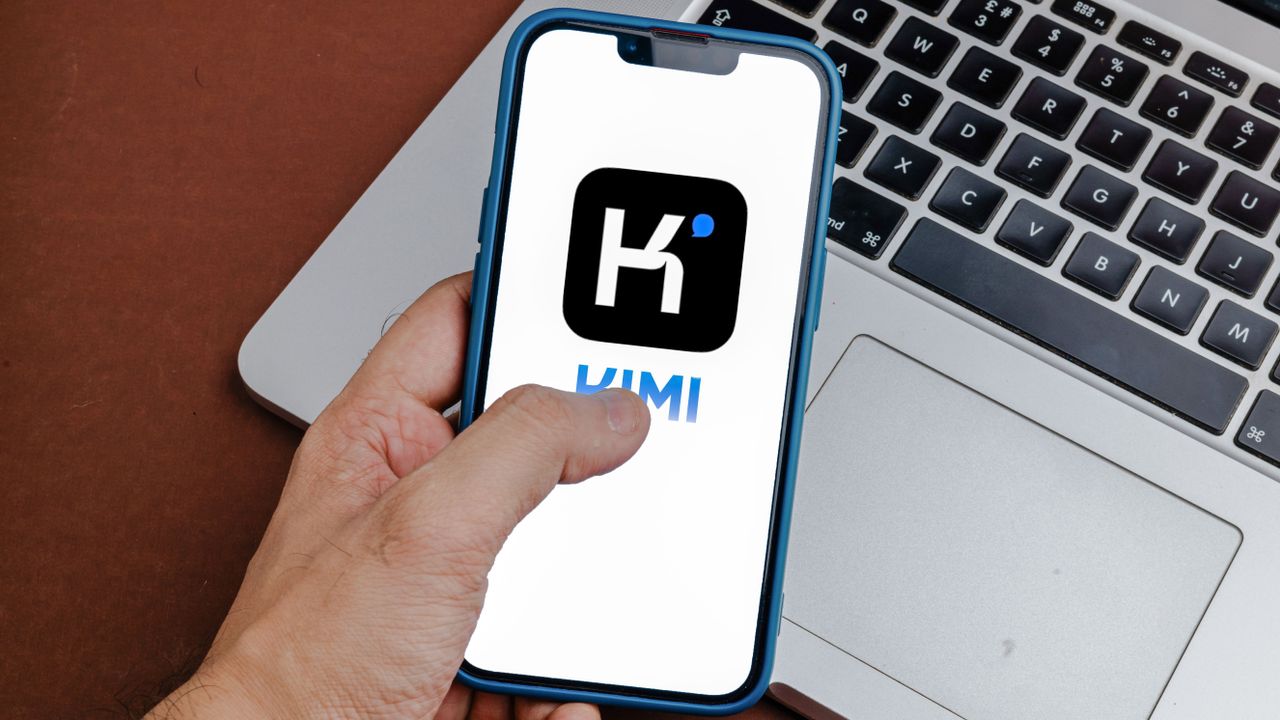 I finally tried Kimi AI — and these 7 beginner prompts helped me unlock its useful features