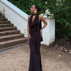 Influencer @ingridedvinsen wears a chocolate brown scarf dress.