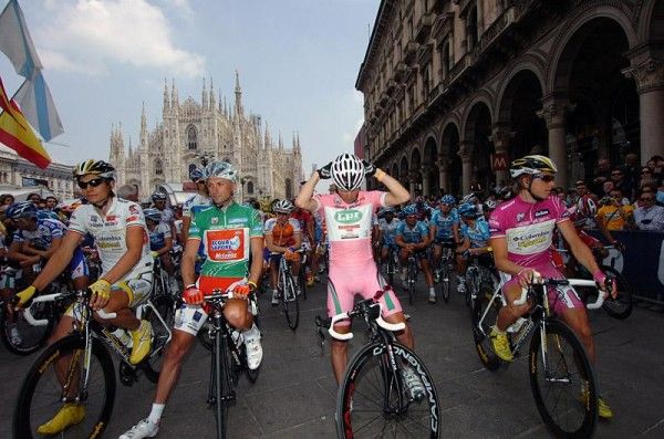 The Giro's jersey holders assemble on the start line. (l-r) Thomas L&ouml;vkvist, Stefano Garzelli, Danilo Di Luca and Edvald Boasson Hagen.