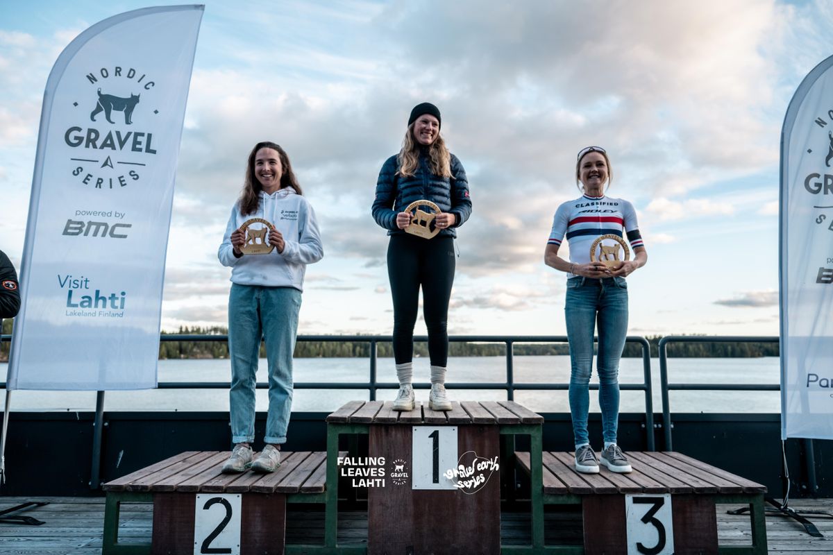 The elite podium at Falling Leaves Lahti 2024, the final opportunity to score points before the final of the Gravel Earth Series 2024