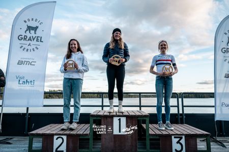 The elite women's podium at Falling Leaves Lahti 2024, the final opportunity to score points before the final of the Gravel Earth Series 2024