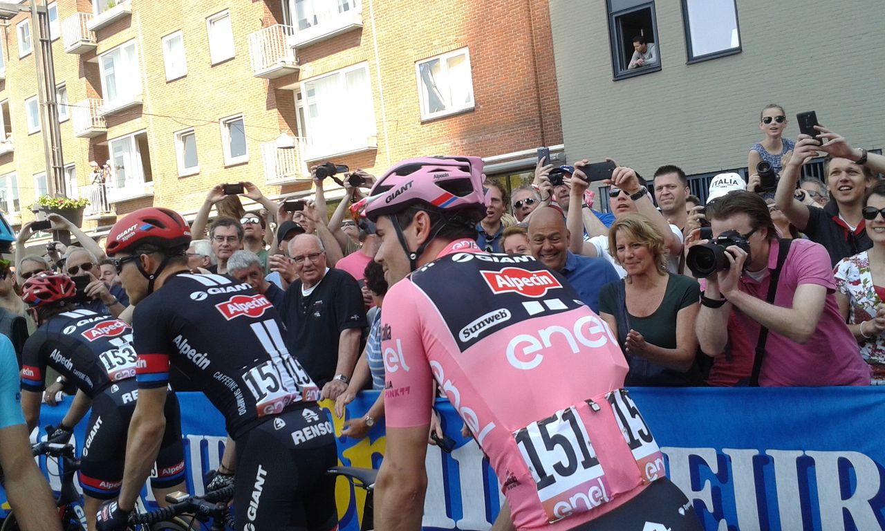 Tom Dumoulin in pink at the start of stage 2 of the Giro d'Italia