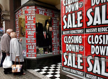 Shop closing down; Britain&amp;amp;#039;s recession; economy