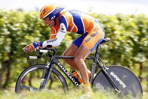 Michael Boogerd (Rabobank) rockets past the vines