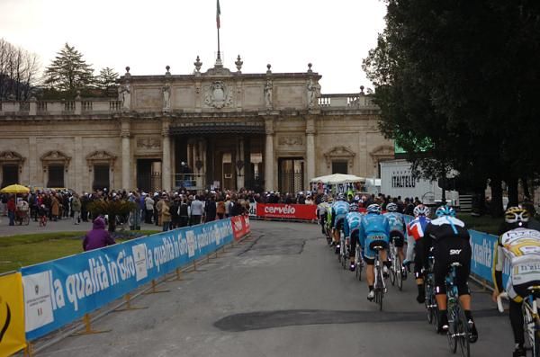 The peloton approaches the finish.