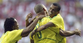 罗纳尔多，里瓦尔多和罗纳尔迪尼奥在2002年世界杯对阵土耳其的比赛中为巴西队庆祝