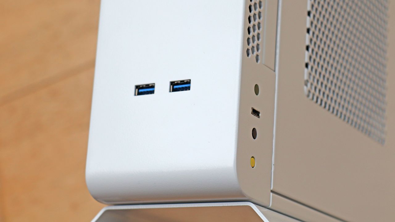 Armari Magnetar V16R-RD850G3 front ports