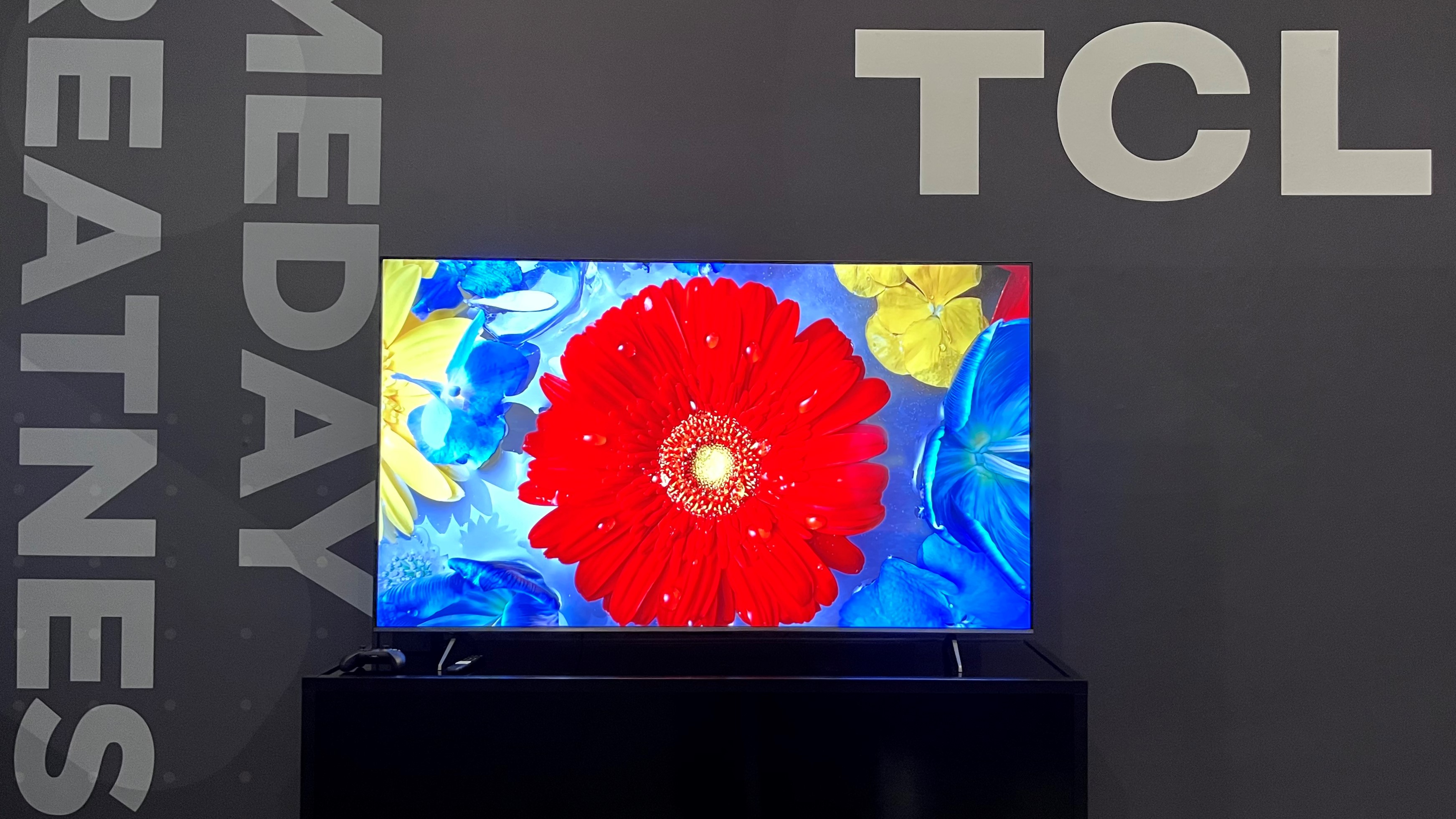 Fernseher der TCL Q6-Serie mit roter Blume auf dem Bildschirm