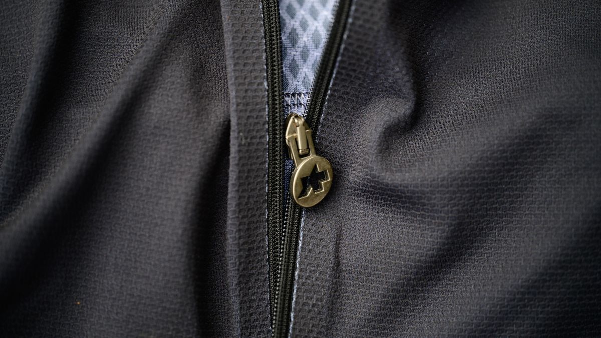 Assos Equipe RS Jersey S11 zipper pull