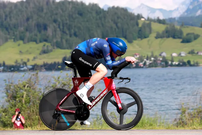 Stefan Kung vola verso la vittoria nella crono inaugurale del Giro di Svizzera (Image credit: Getty Images)