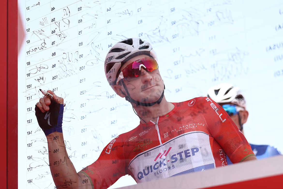 Elia Viviani signs on