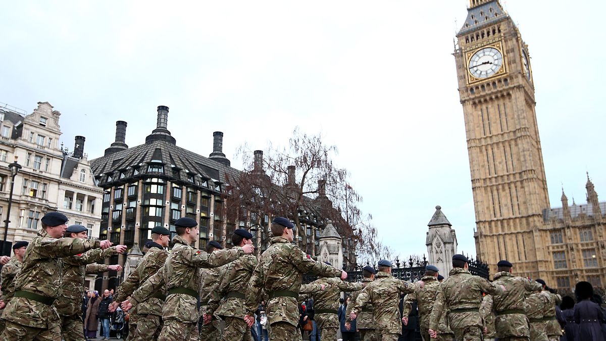 London stands on. Британская армия. Военные Великобритании. Военные силы Великобритании. Солдат Британии.