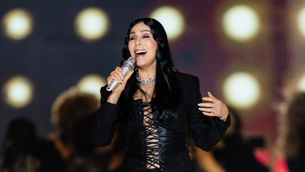 cher performing at the 2024 victoria&#039;s secret fashion show