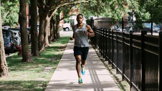 Hombre corriendo por la calle